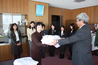20120201JA北いぶき女性部沼田支部が町老人ホーム等にタオルを寄付