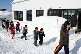 20120202沼田幼稚園で火災を想定した避難訓練