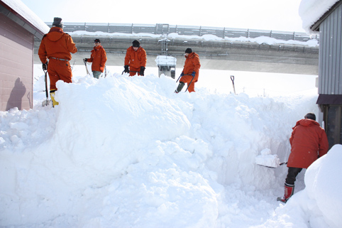 20120211宮脇大木建設㈱が除雪ボランティア