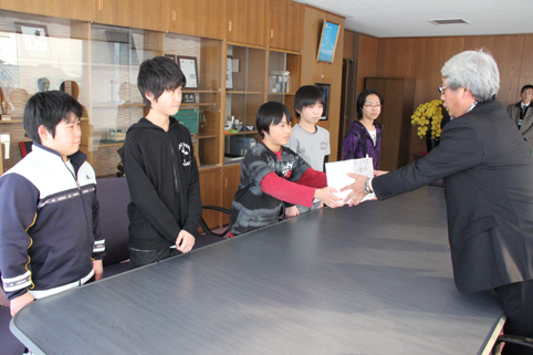 20120214沼田小学校の児童会が東日本大震災の募金