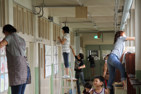 20120819校舎への感謝を込めて「沼田小学校窓ガラス清掃」