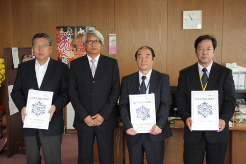 20120911町内5事業所に応急手当協力事業所認定証を交付