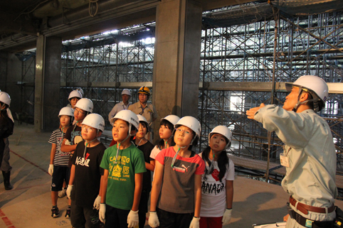 20120918沼田小学校児童が新校舎工事現場を見学