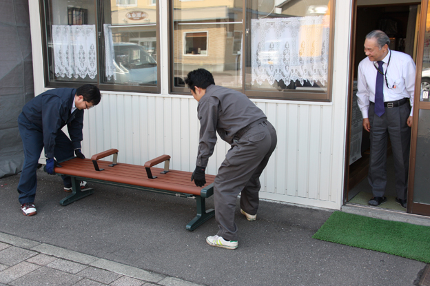20130508今年もほっとベンチを設置しました