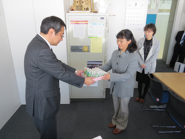 20140402役場主婦の会マスコット寄贈