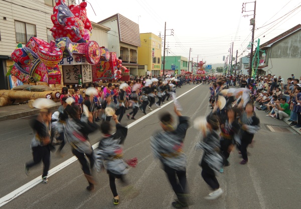 明かりがともる前のあんどんの前で踊る小学生