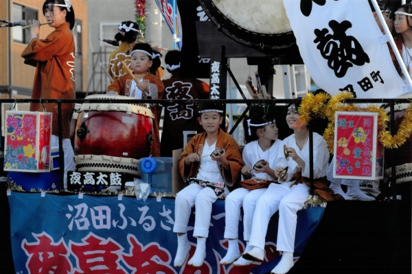 祭りを楽しむ子達