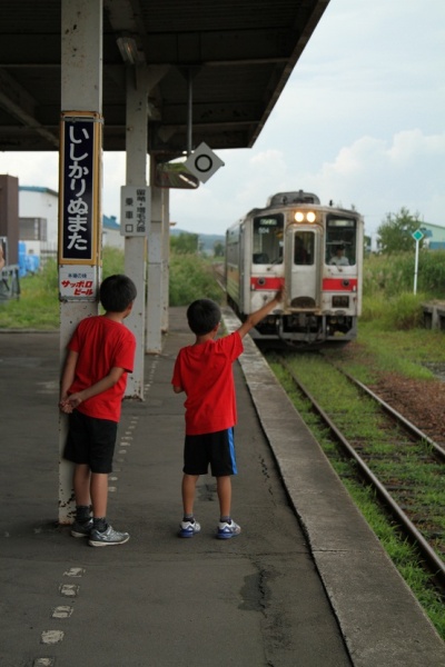 電車に手を振る子供