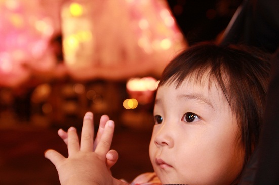 小さな子の横顔