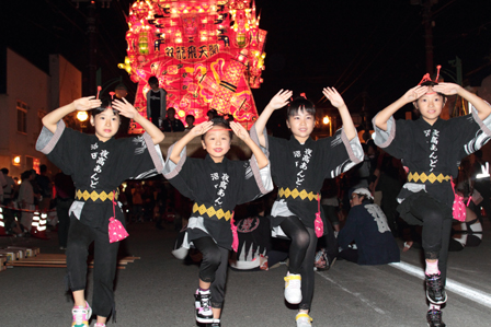 あんどんの前で踊る4人の子供達