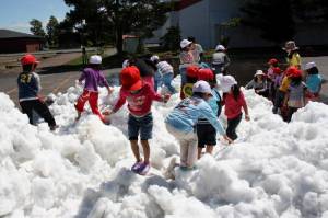 写真：雪と親しむ幼稚園児