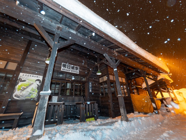 明日萌に雪深々と