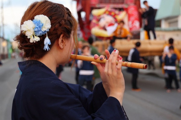 祭りを奏でる女（ひと）