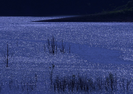 月の光がさすホロピリ湖