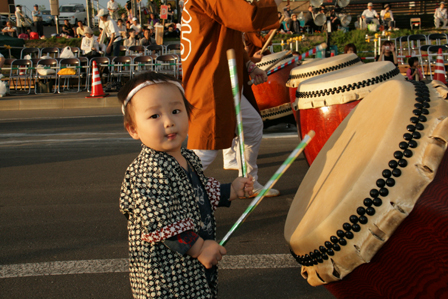 太鼓をたたく子供