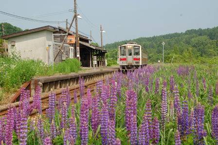 駅を発車する電車